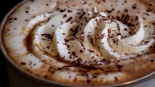 3 przepisy na gorącą czekoladę, które sprawią, że pokochasz jesienne wieczory