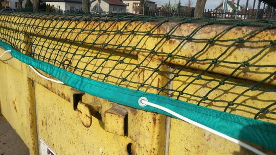 Bezpieczna woliera w ogrodzie – rola odpowiednio dobranej siatki