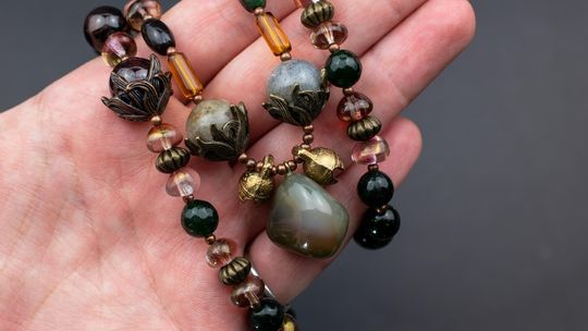 Biżuteria ze złotego hematytu - sprawdź, jak wykorzystać koraliki hematytowe
