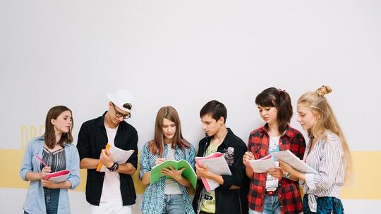 „Bluza z lumpeksu zamiast mundurka? Tak wygląda moda szkolna 2025 w Polsce”