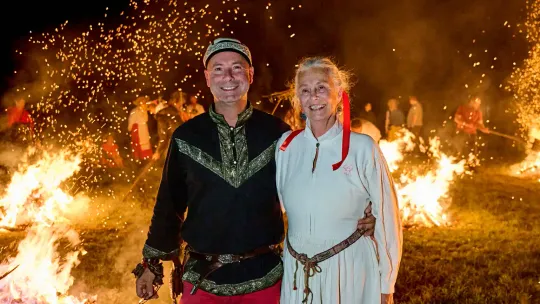 Boso przez żar. Dlaczego ludzie chodzą po ogniu?