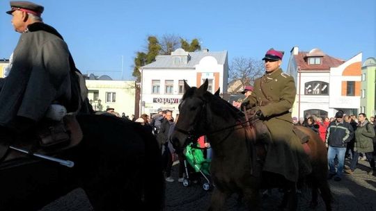 Chełm: Piękny przemarsz ulicami miasta z okazji 100-lecia odzyskania niepodległości przez Polskę