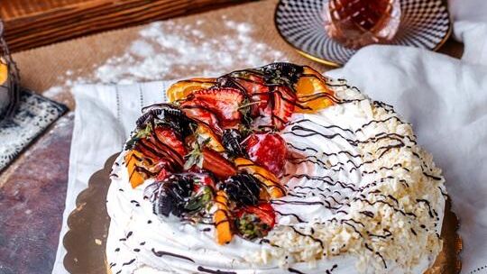 Ciasto dakłas - elegancki tort z orzechową bezą. Idealny także na wielkanocny stół