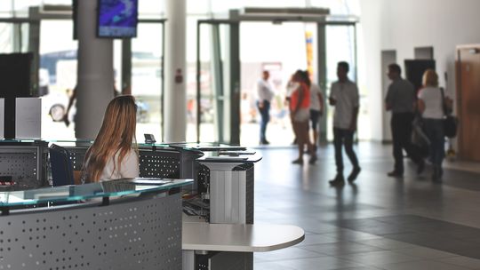 Co czwarty polski pracownik biurowy jest bardzo szczęśliwy w swojej firmie. Częściej satysfakcję z pracy czerpią kobiety niż mężczyźni