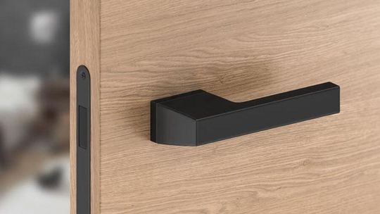 Czarne klamki do drzwi w aranżacji wnętrz