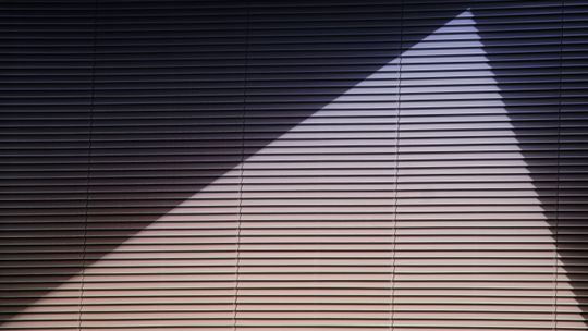 Czy warto kupić mocniejszy napęd do rolet zewnętrznych?