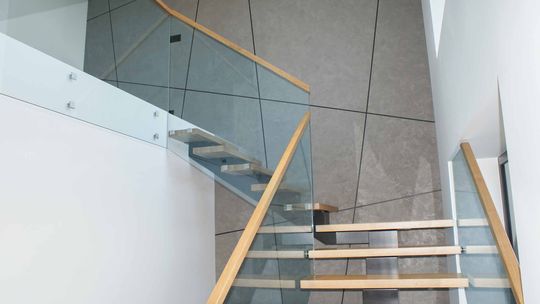 Czy warto mieć balustradę szklaną w swoim domu?