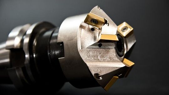 Czy warto zlecać usługi CNC zewnętrznym firmom?