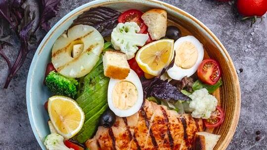 Dieta ketogeniczna – jak zacząć keto, co jeść i czy to dla każdego?