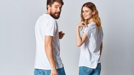 Dlaczego basicowe t-shirty na stałe wpisały się do kanonu klasyków mody? Poznaj ich niezwykłą historię