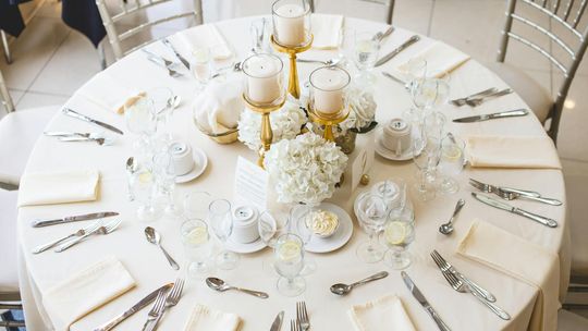 Dlaczego kolekcja obrusów i serwetek z gipiurą to idealny wybór do eleganckiego wnętrza?