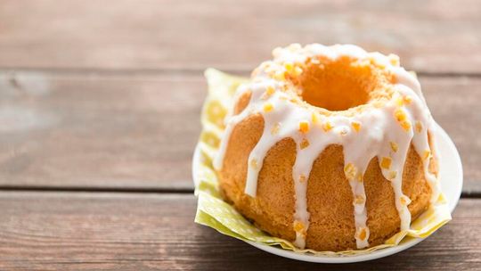 Dlaczego na Wielkanoc pieczemy babkę? Historia pachnąca szafranem i przepisy na świąteczne wypieki