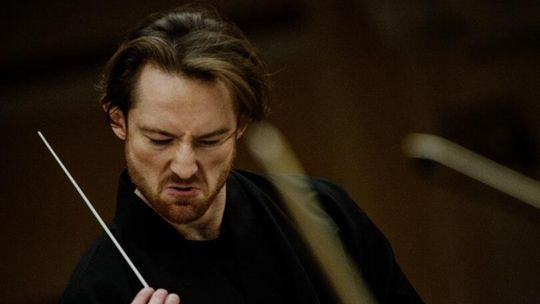 „Dyrygent nie gra, a kreuje świat dźwięków. Magia zaczyna się w ciszy."