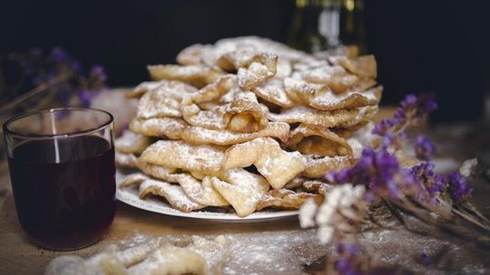 Faworki z piwem: chrust, który pęka z trzaskiem i kończy karnawał z klasą