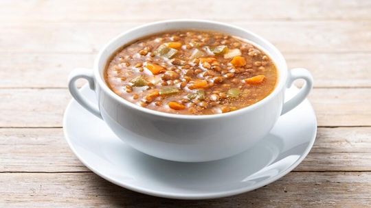 Gdy mróz za oknem, najlepiej smakuje gorąca zupa. Trzy przepisy na rozgrzewający weekend