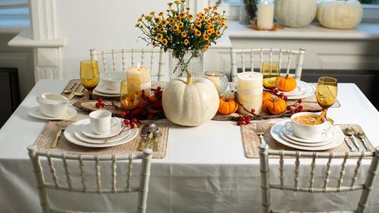 Grzane wino, pizza i pieczony ser – przepis na niezapomniany jesienny wieczór z przyjaciółmi