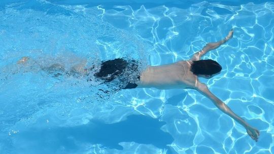 Ile kosztuje wyjście na  basen w Lublinie? Sprawdziliśmy ceny w Aqua Lublin, Spa Orkana i Łabędziej. Różnice zaskakują