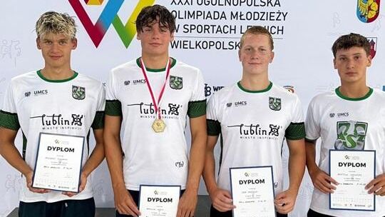 Imponujące otwarcie pływackich mistrzostw. Nasi 15 i 16-letni juniorzy z medalami po pierwszym dniu