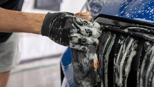 Jak myć auto, by nie rysować lakieru? – profesjonalny poradnik od Essa Detailing Lublin