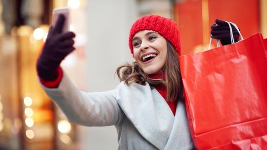 Jak nie dać się scamowi podczas świątecznych zakupów online