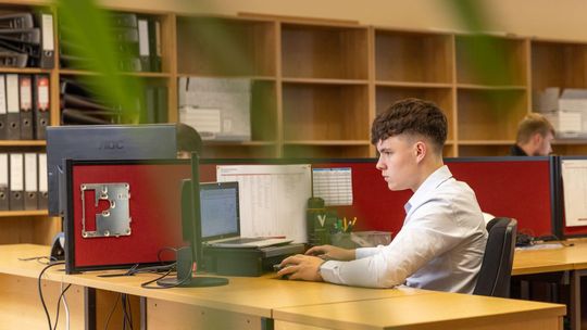 Jak urządzić ergonomiczne stanowisko pracy z wykorzystaniem mebli biurowych?