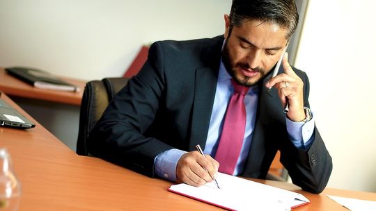 Jak wybrać adwokata, który naprawdę pomoże?