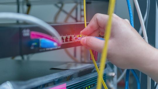 Jak zabezpieczyć urządzenia na maszcie telekomunikacyjnym?