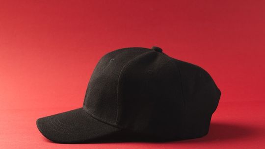 Jak zaprojektować atrakcyjne czapki z daszkiem z logo firmy?