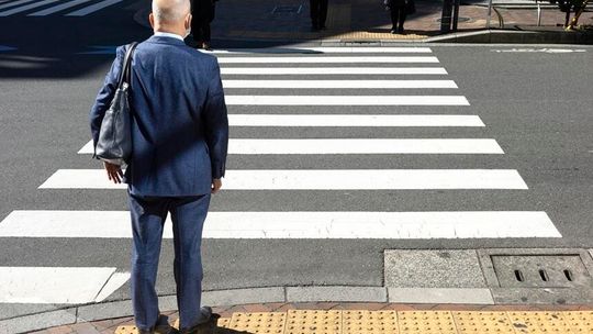 Jesienią piesi giną najczęściej. Policja ostrzega przed jednym błędem