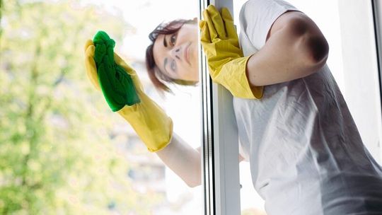 Jesienne mycie okien – domowy płyn i 7 trików na lśniące szyby bez smug