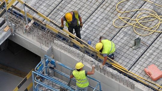 Kiedy wykonawca musi podać nazwy podwykonawców w ofercie?