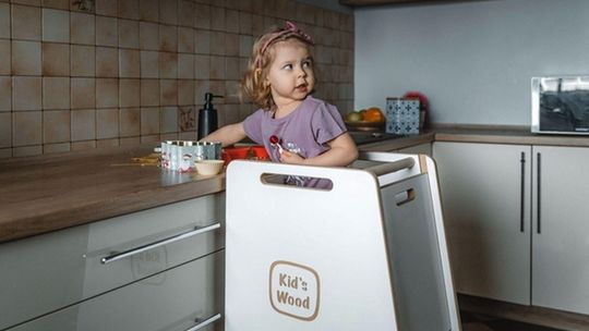 Kitchen Helper – Pomocnik kuchenny od Kids-Wood: jak wspiera rozwój dziecka w codziennym życiu?