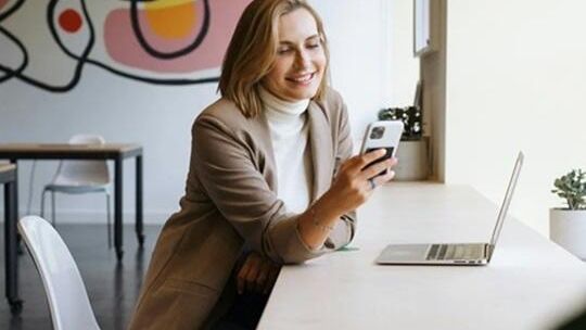 Kobiety z pokolenia Z i Millenialsów – jak randkują online?