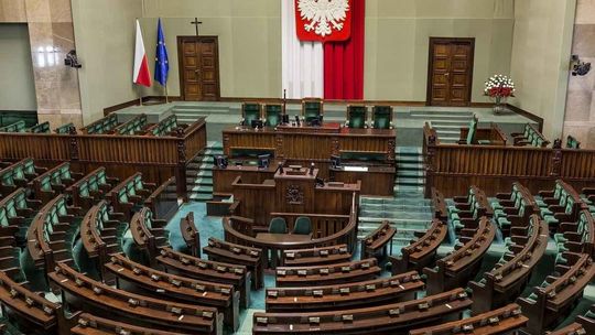 Komu Polacy daliby władzę? Zjednoczona Prawica na drugim miejscu [SONDAŻ