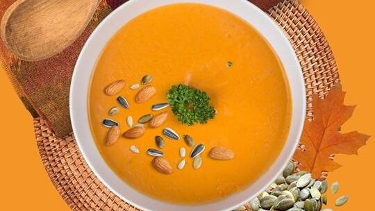 Krem z pieczonej dyni i marchewki z imbirem i pomarańczą – rozgrzewająca zupa na chłodne dni