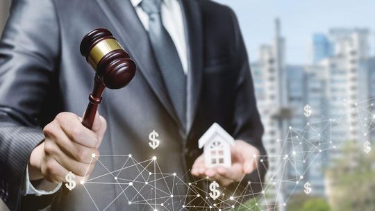 Licytacje komornicze: Jak znaleźć okazje inwestycyjne na rynku nieruchomości