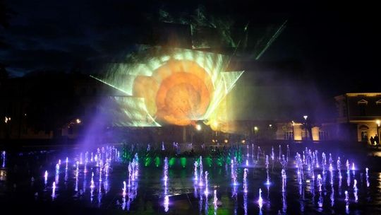 Magia wraca na Plac Litewski. Ruszają pokazy fontanny multimedialnej na majówkę