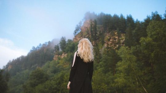 Mała czarna - sukienka na każdą okazję - jak wybrać najlepszą