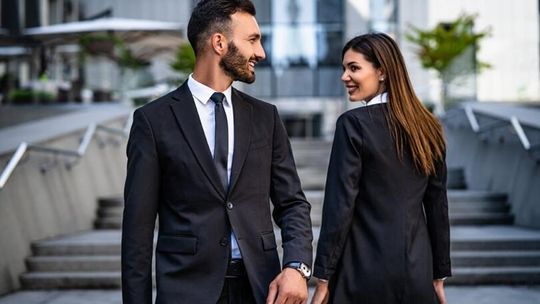 Miłość w pracy pod kontrolą? Co zrobić, gdy romanse przecinają się z hierarchią służbową?