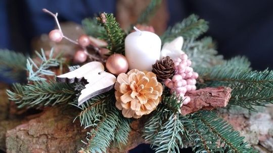 Naturalne stroiki bożonarodzeniowe wracają do łask. Trendy na tegoroczne święta