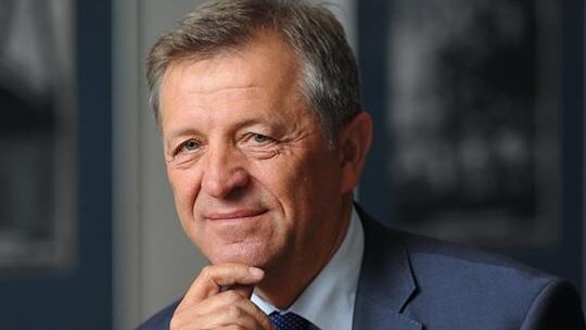 „Nie wiatr decyduje o kursie” - Tadeusz Rybak o służebnym przywództwie i lekcjach z żagla i roweru