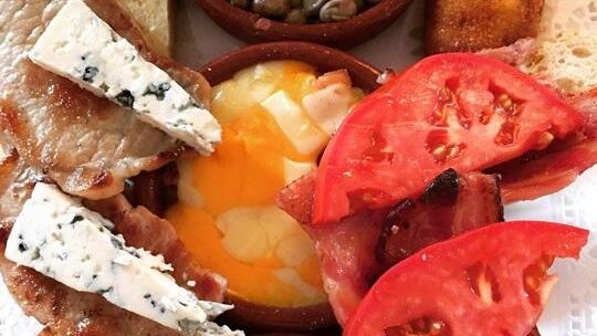 Jak wykorzystać to, co zostało w lodówce? Szybkie i tanie przepisy na obiad