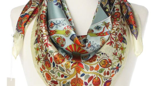 Odkrywamy Urok Włoskich Chust Jedwabnych i Szali