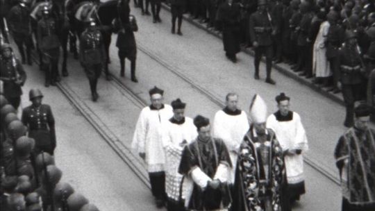 Odnaleziono nieznany film z pogrzebu Piłsudskiego. Unikatowe nagranie trafiło do Archiwów Państwowych