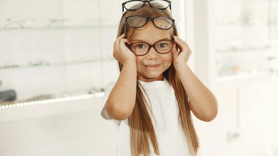 Okulary zerówki dla dzieci - modny dodatek czy ochrona wzroku?