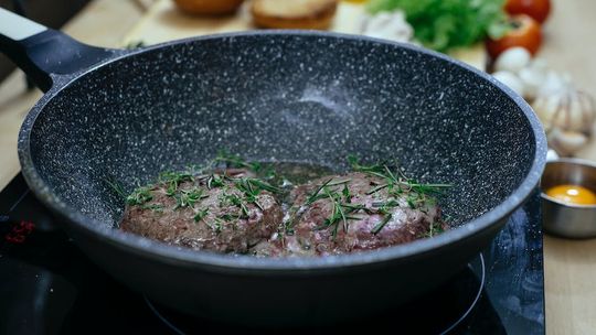 Oliwa w sprayu – jak zmienia sposób gotowania