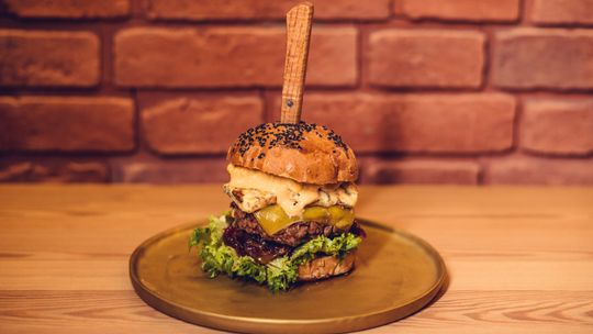 Planujesz menu na imprezę? Zaskocz gości kolacją z burgerami w roli głównej!