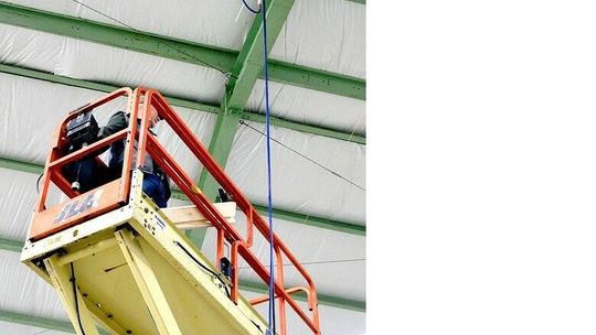 Podnośniki nożycowe – wszystko, co warto wiedzieć na ich temat