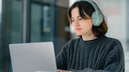 Pokolenie Z pewne własnych kompetencji, ale nie swoich szefów