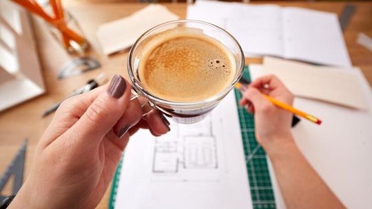 Polacy na kofeinowym rollercoasterze: kawa czy energetyk – czy to naprawdę pomaga w pracy?